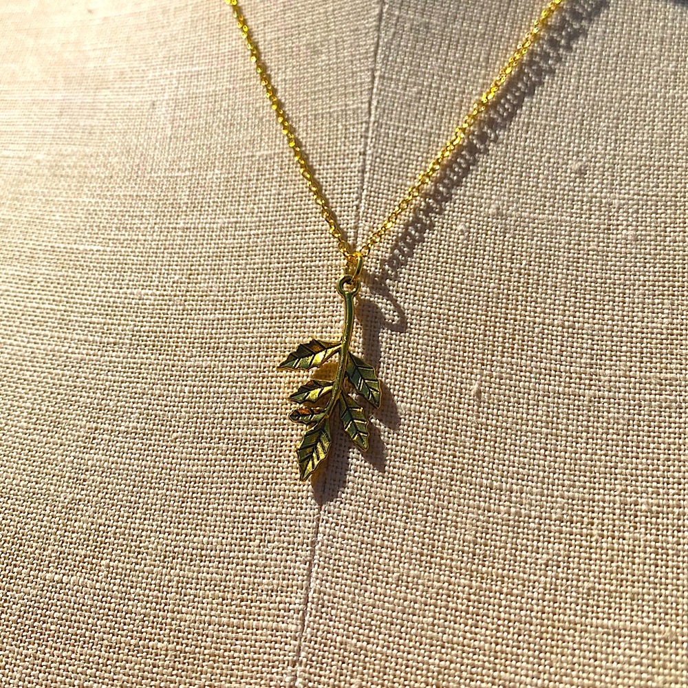 NWT Sterling Silver Plated Chain & Leaf Alloy Metal Charm Necklace.